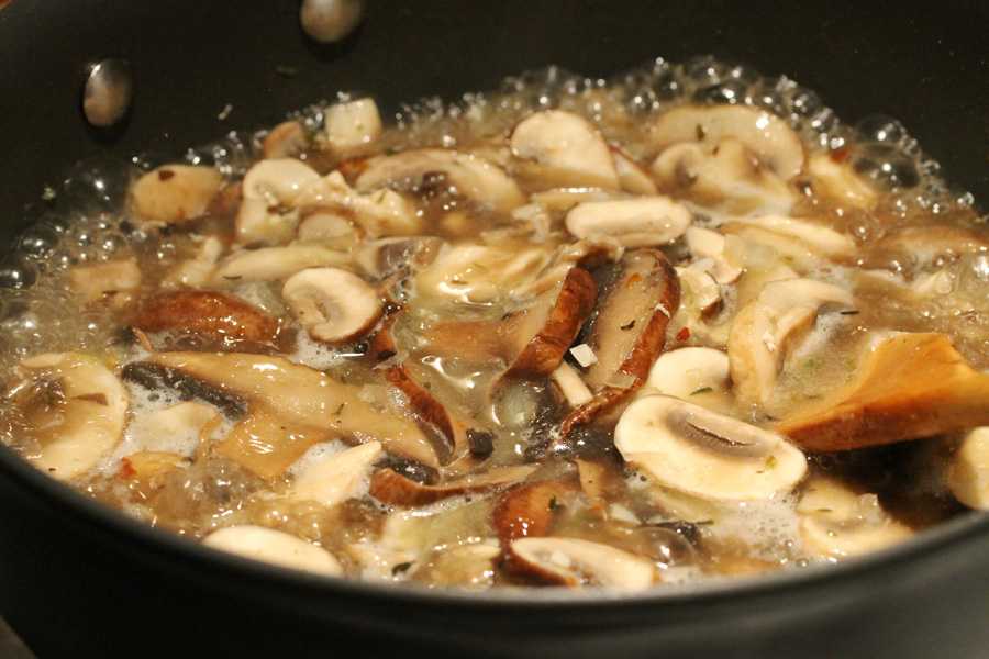 Грибной суп с грибами. приготовление грибного супа с солеными грибами и грудинкой. ингредиенты для супа с дождевиками