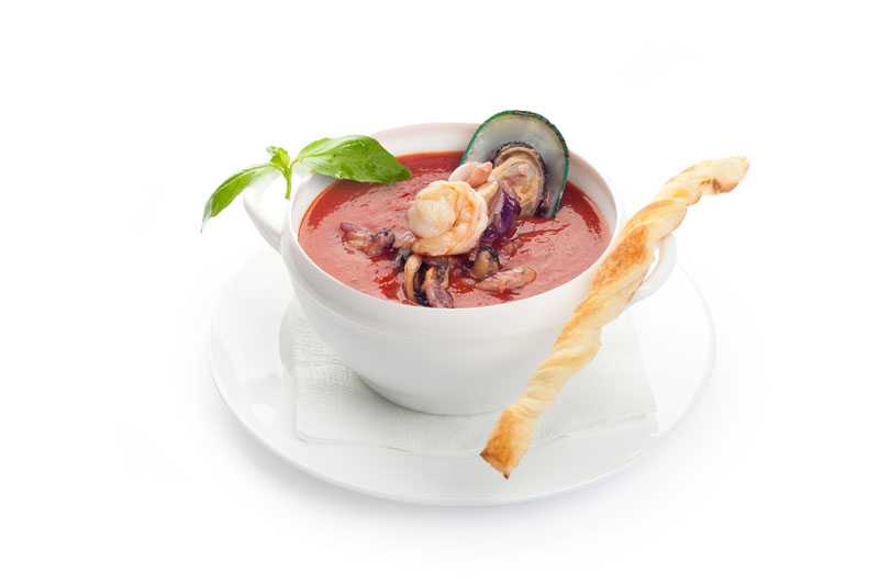Суп с коктейльными креветками. Блюдо морской коктейль вид сверху. Суп из морского коктейля
