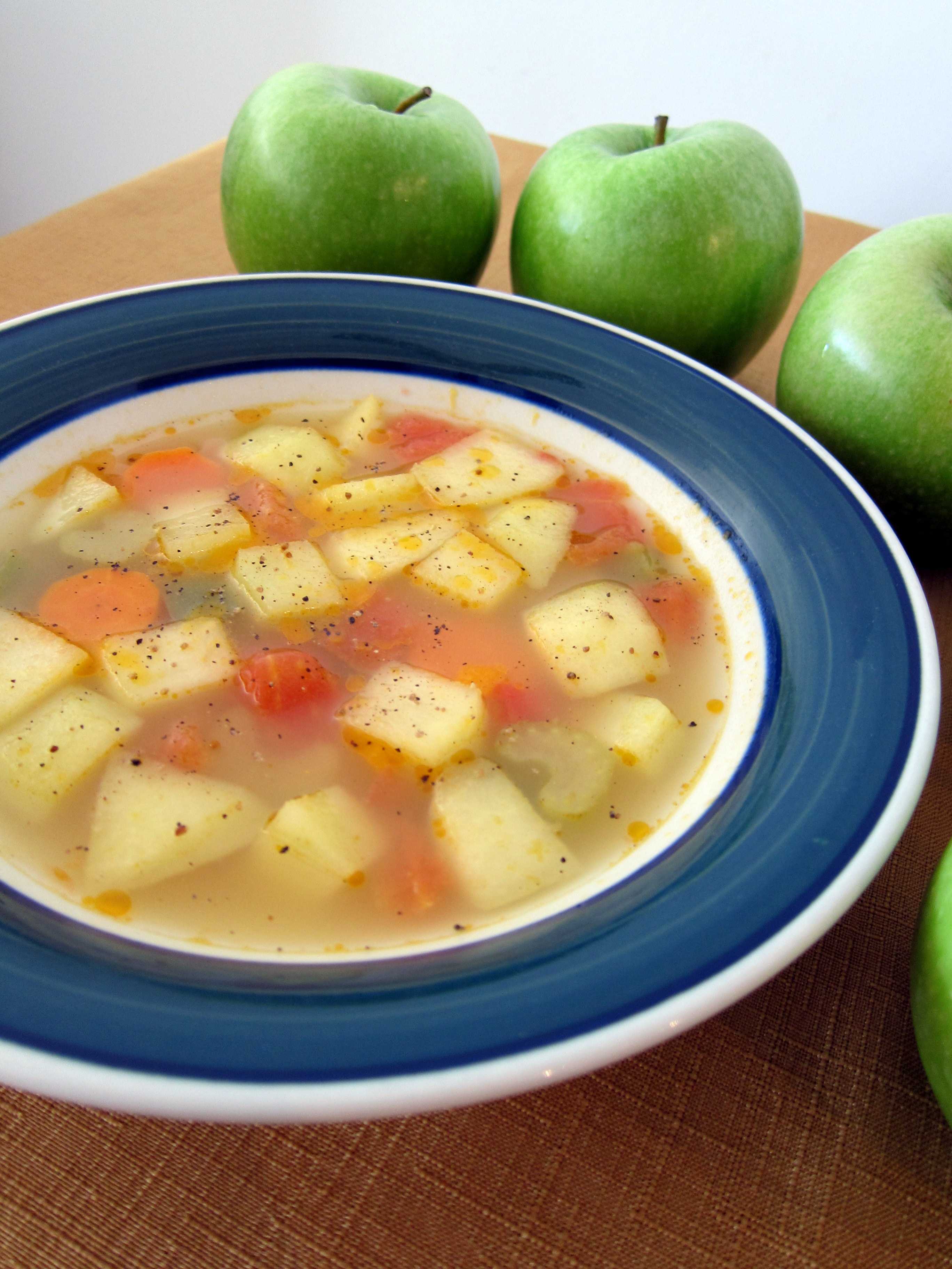 Суп с яблоками и орехами