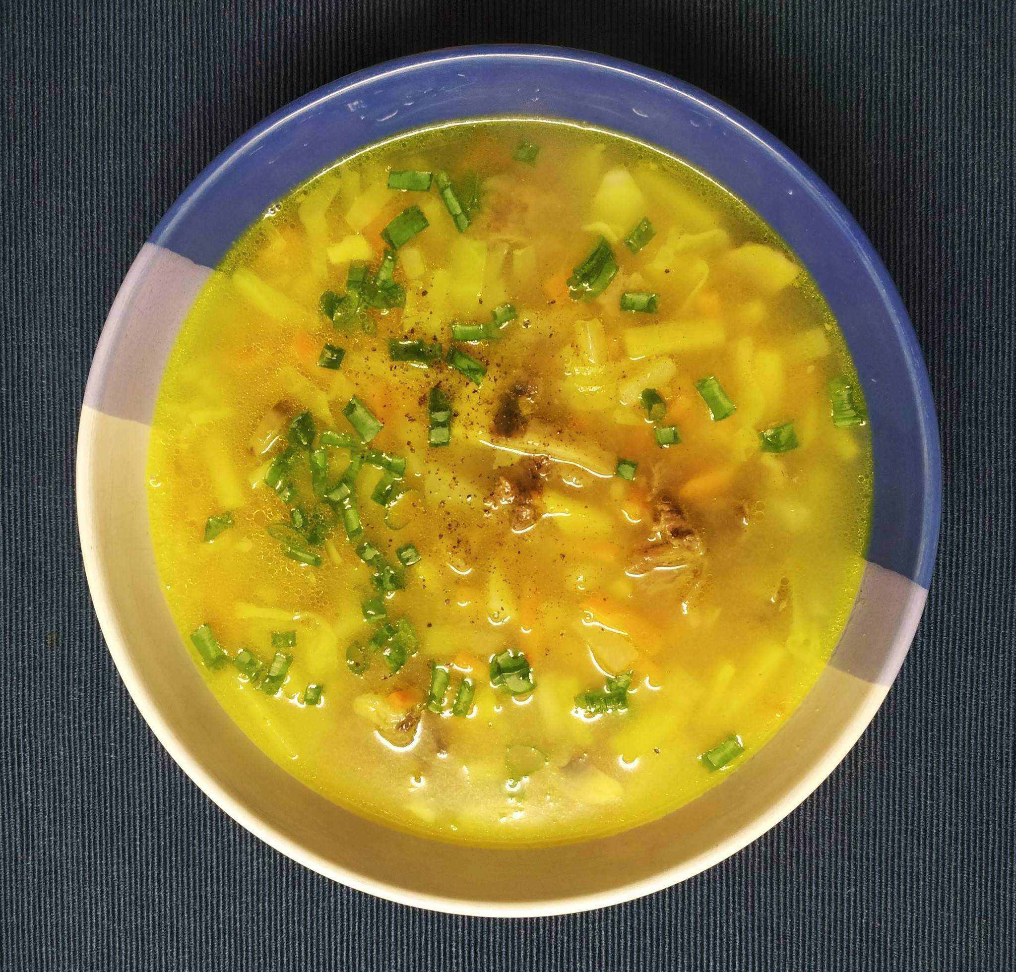 Рецепт куриного супа с капустой. Суп с капустой. Капустный суп. Суп с цветной капустой. Суп с репой.