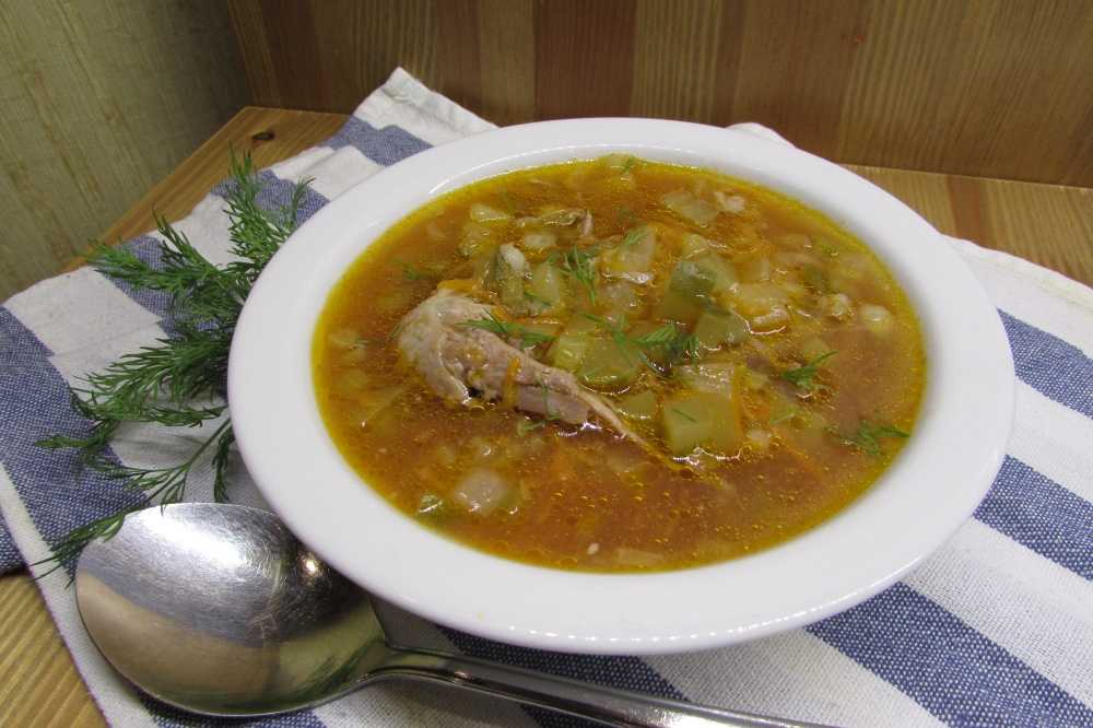 Рассольник с перловкой и солеными огурцами - 10 рецептов с фото пошагово