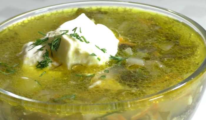 Щавелевый суп рецепт без яйца. Щавелевый суп с тушенкой. Зеленый борщ с взбитым яйцом. Крапивный суп со сметаной. Щи из ревеня.