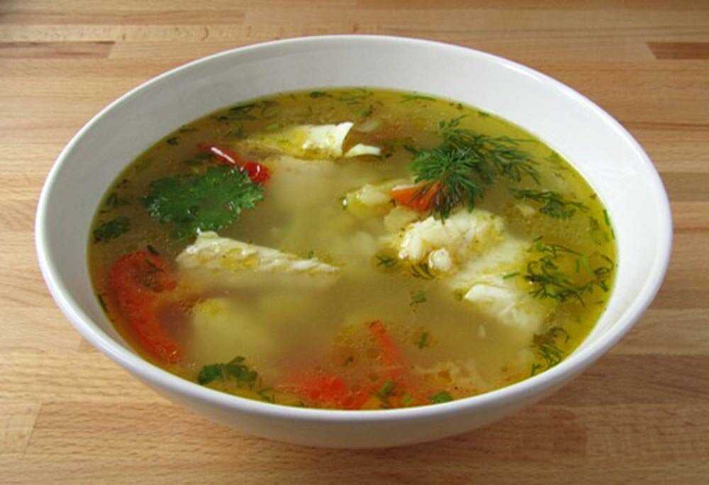 Вкусный суп из минтая. Рыбный суп из минтая. Суп с минтаем. Суп рыбный с минтаем. Уха с минтаем и рисом.