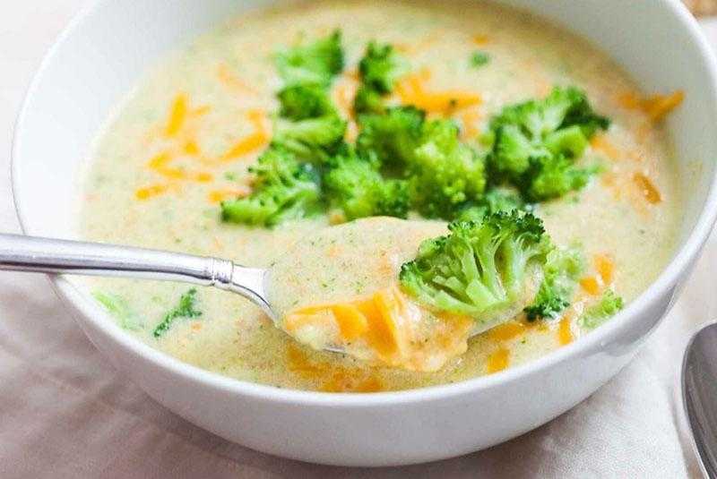 Луковый суп с сырными гренками, чесноком и твердым сыром