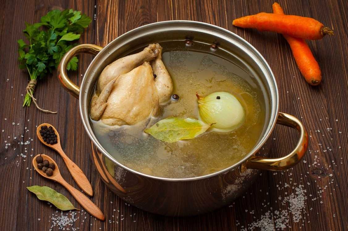 Как сварить идеальный куриный бульон и 4 супа на его основе - лайфхакер