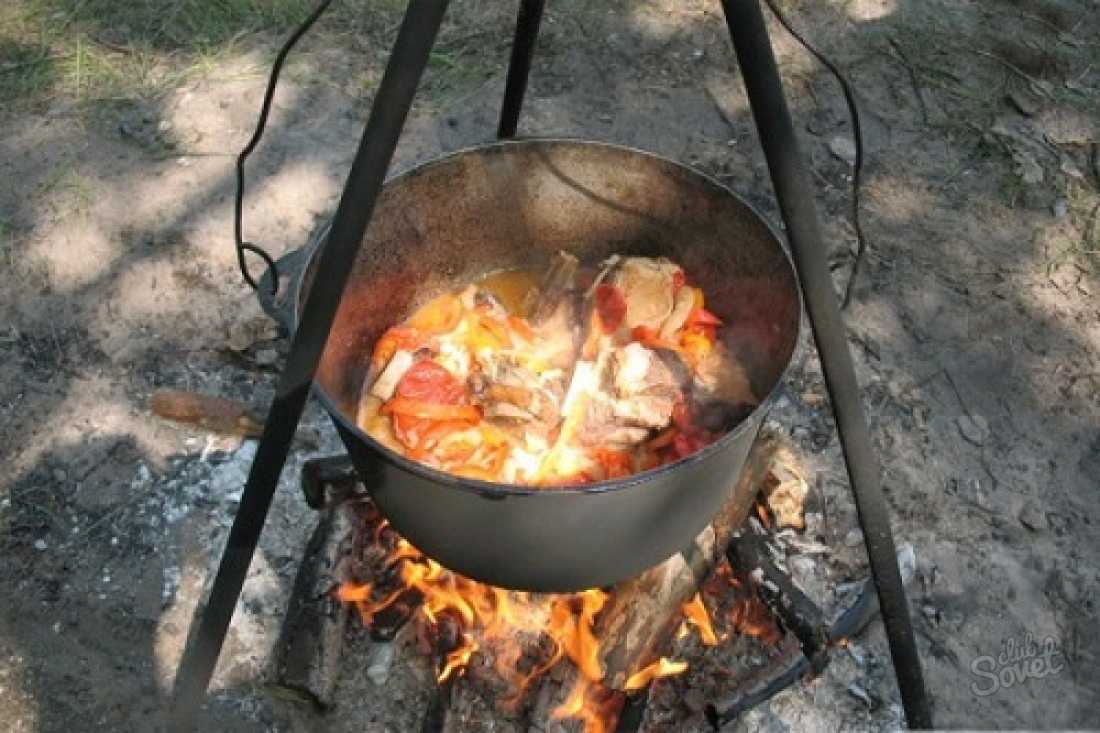 Шурпа в казане на костре
