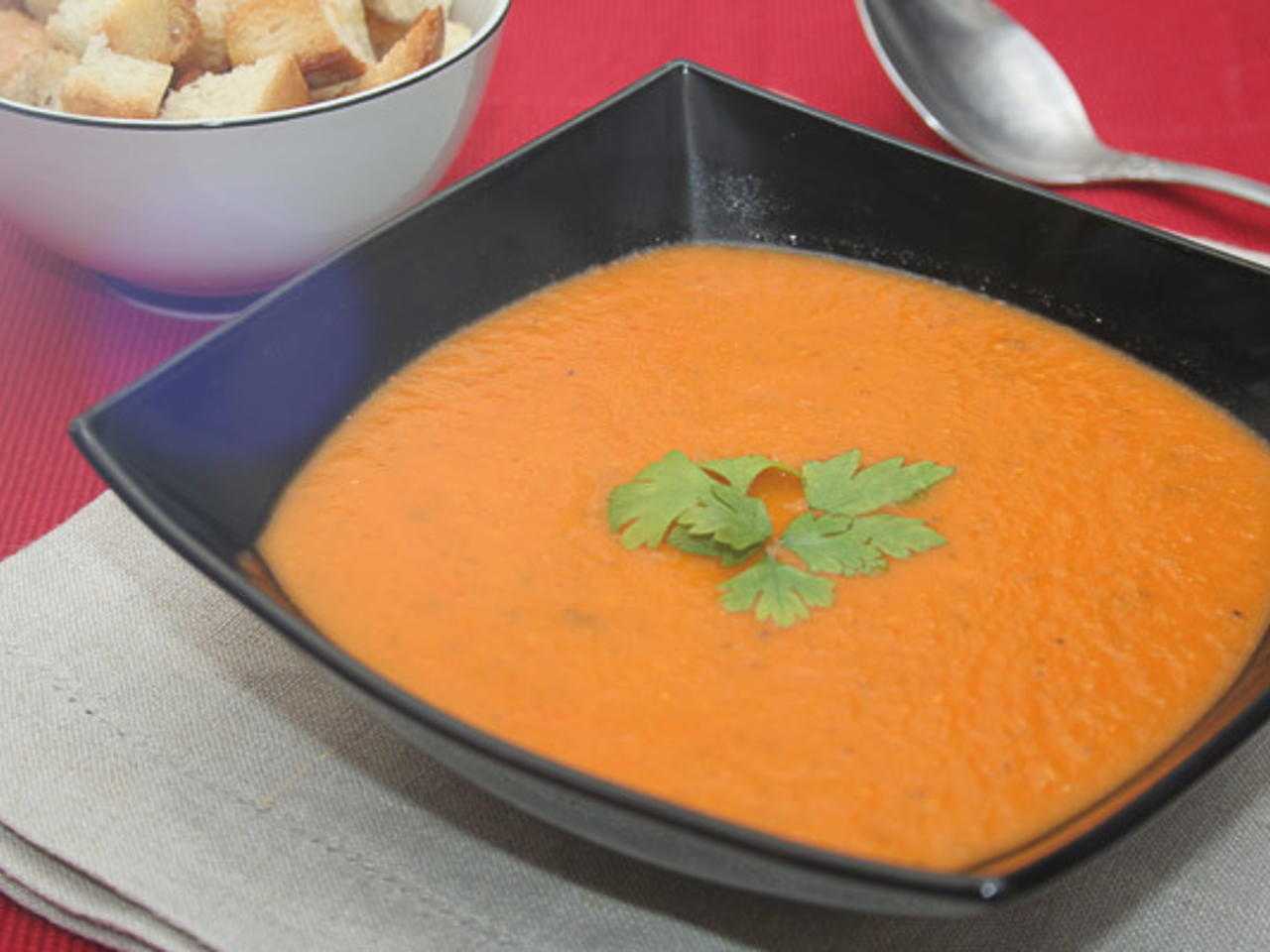 Томатный суп пюре. Томатный суп. Balqabaq şorbasi.