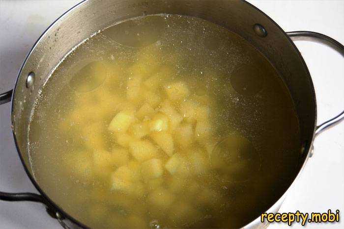 Картошку кидать в кипящую воду. Картофель с бульоном. Кипящий бульон. Суп с клёцками на Свином бульоне. Добавить картошку в бульон.