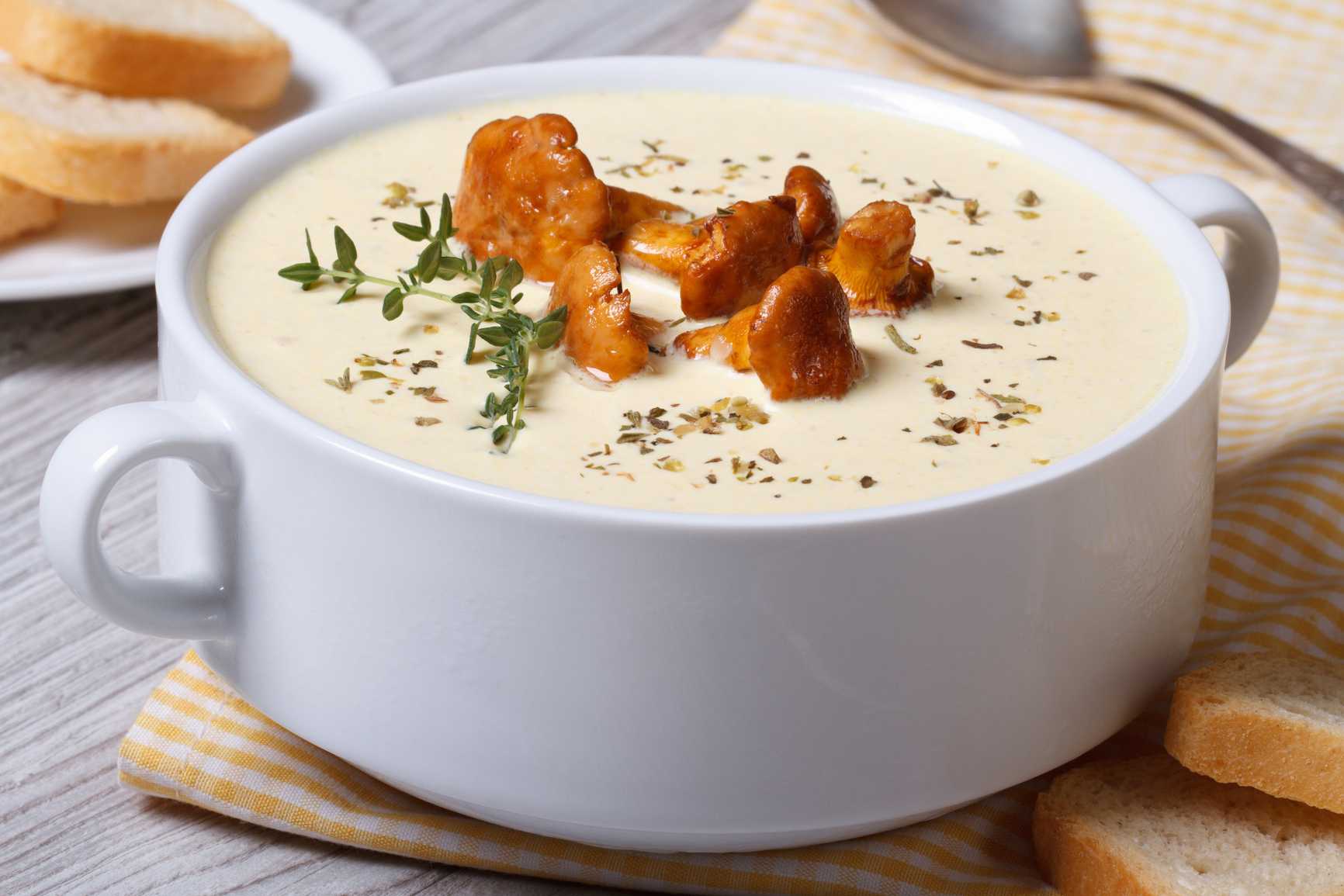 Сырный суп с беконом и шампиньонами