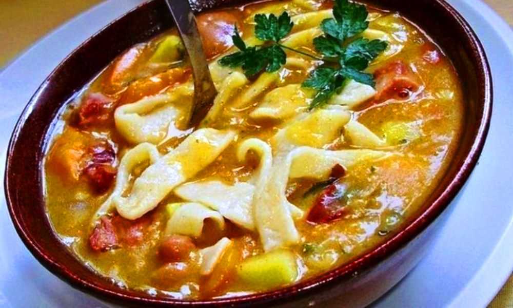 Салат парус с чипсами и корейской морковью