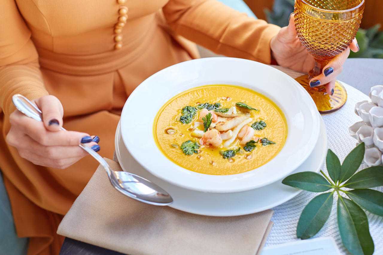 Есть суп вечером. Для супа. Крем суп с креветками. Тыквенный суп с креветками. Крем суп из тыквы.