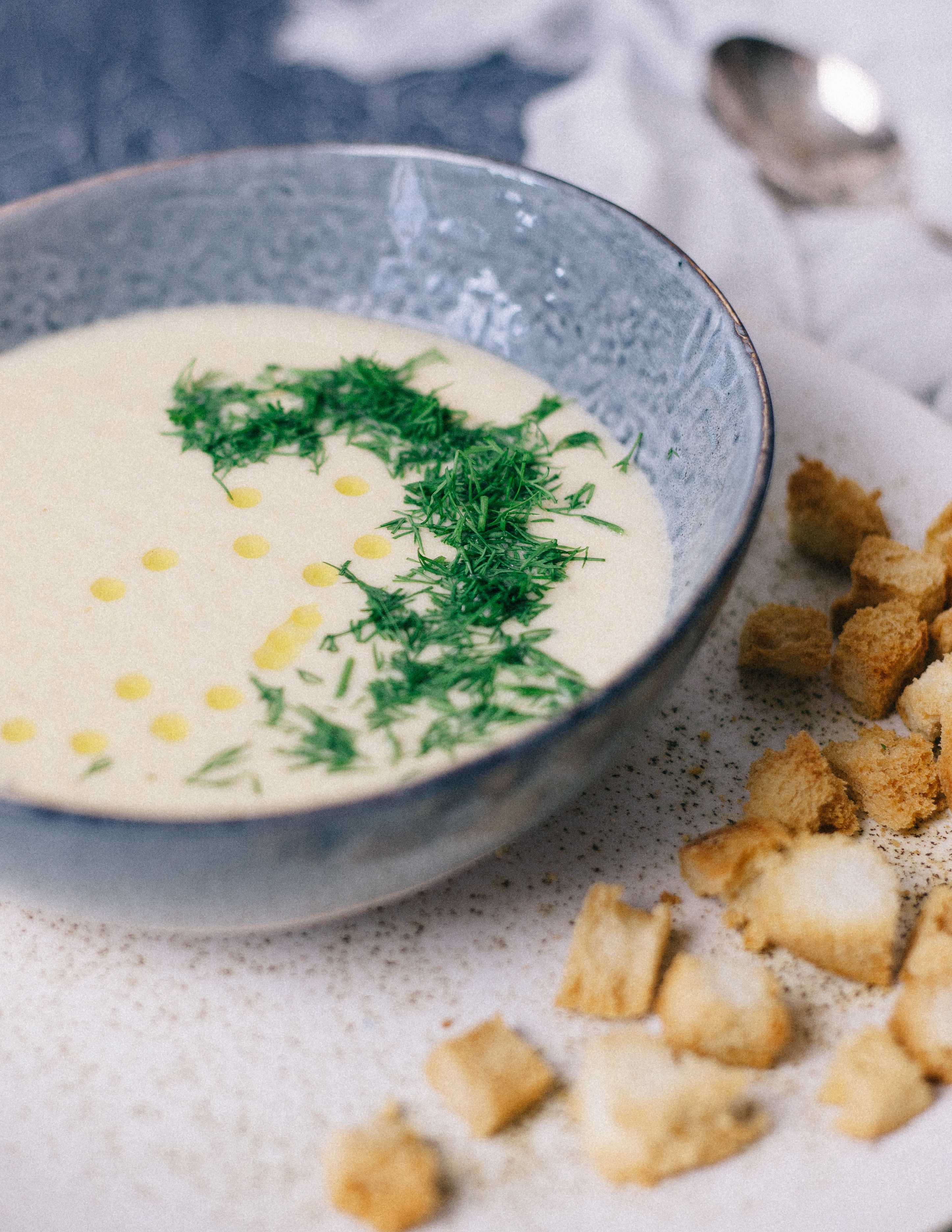 Сырный суп с шампиньонами и курицей и с гренками