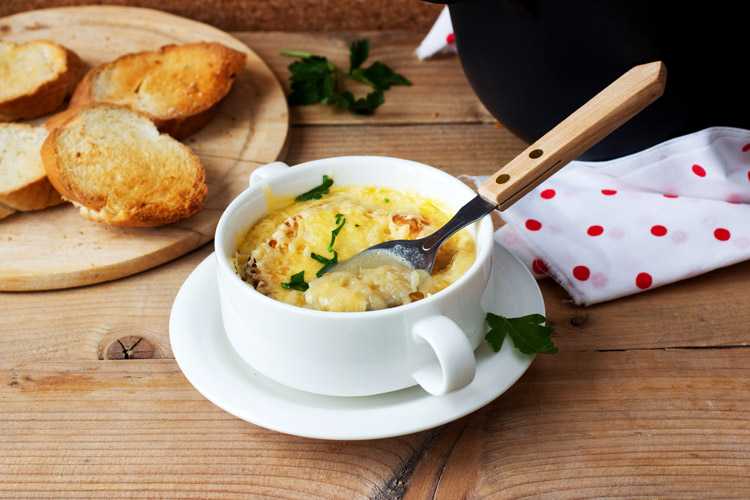 Французский луковый суп с сыром - рецепт с фото