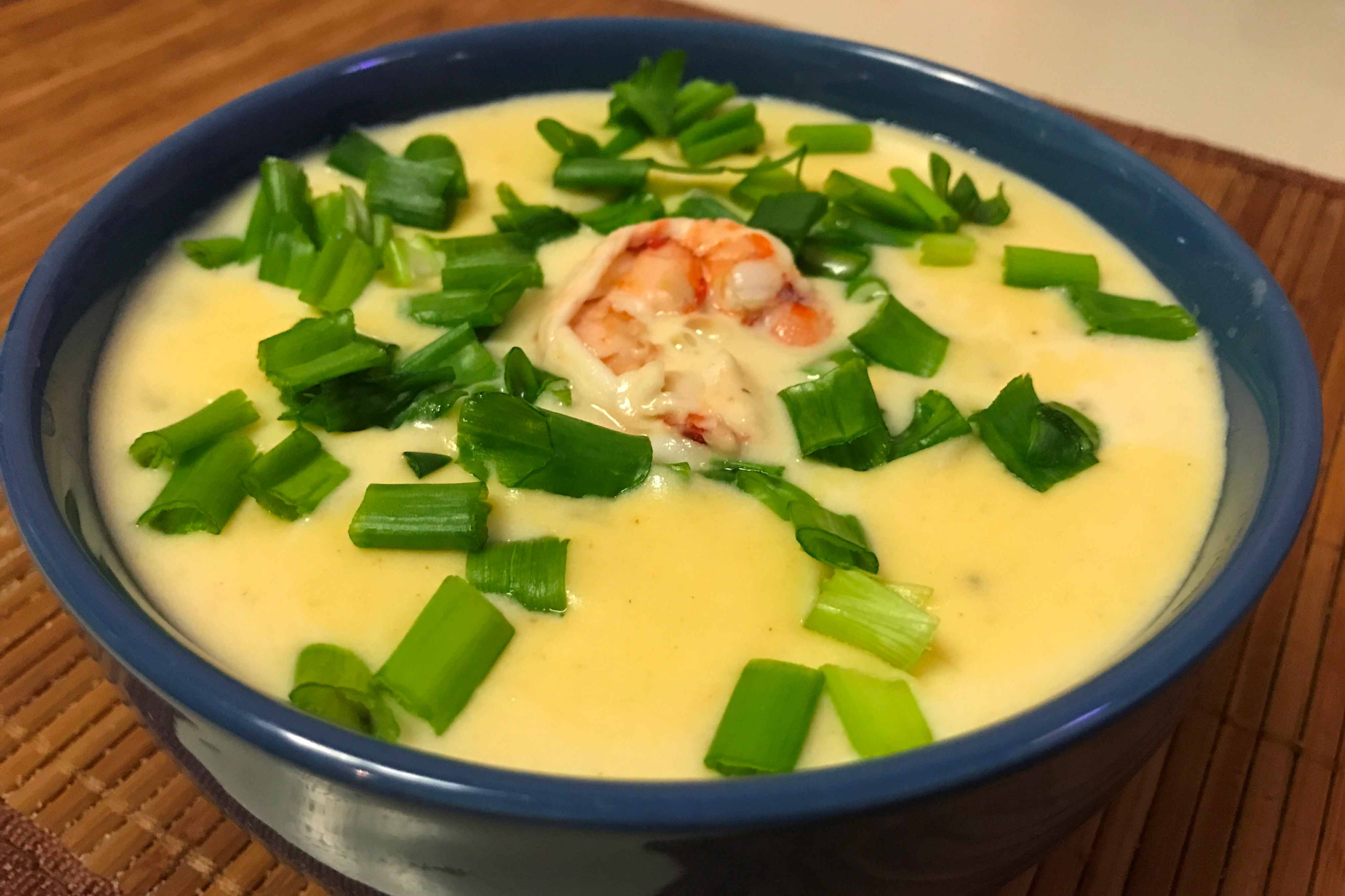 Сырный суп пюре с креветками и гриссини