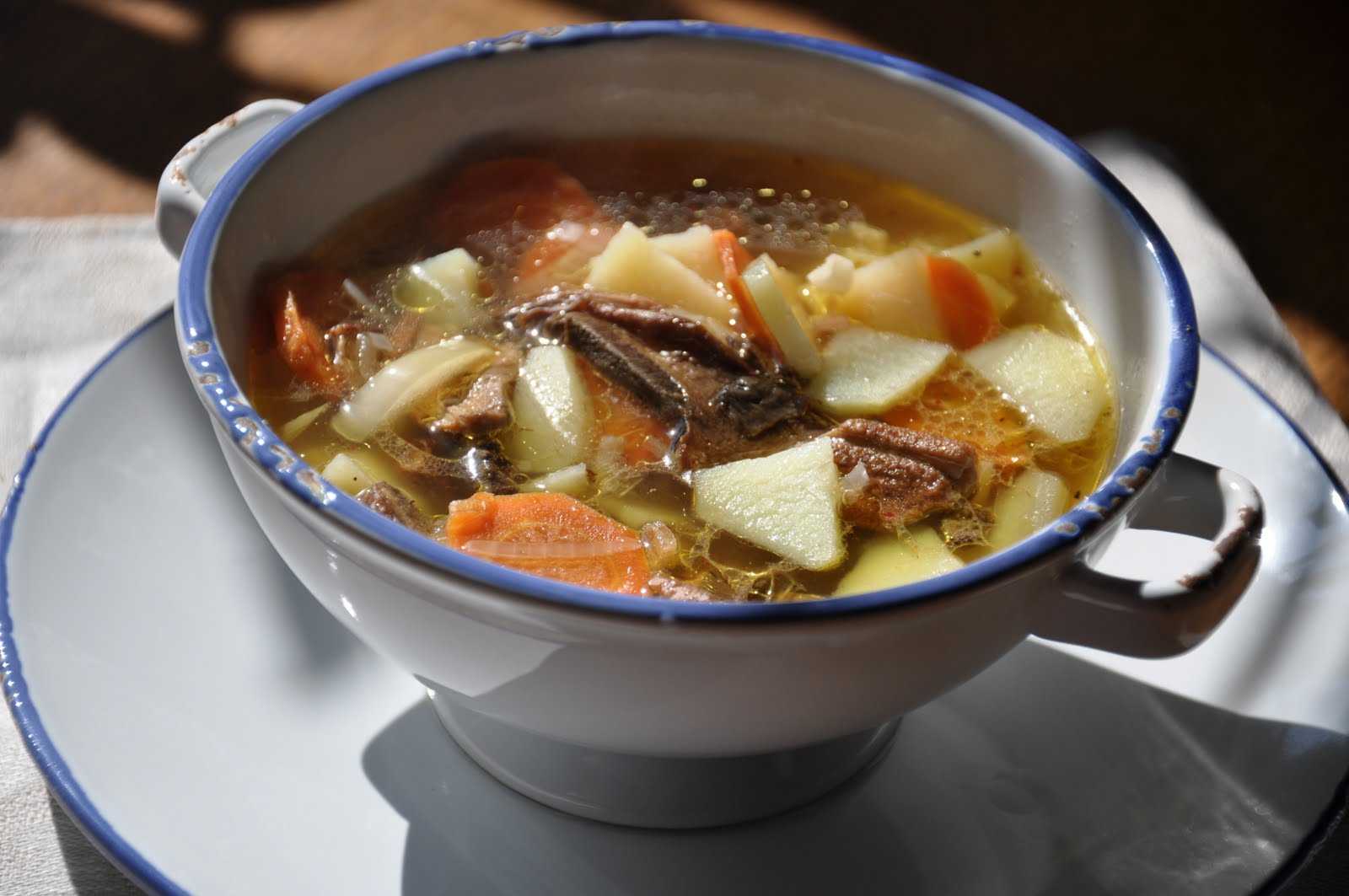 Простой суп мясо картошка. Суп груздянка. Суп грибовница. Суп с груздями свежими. Суп картофельный с грибами.