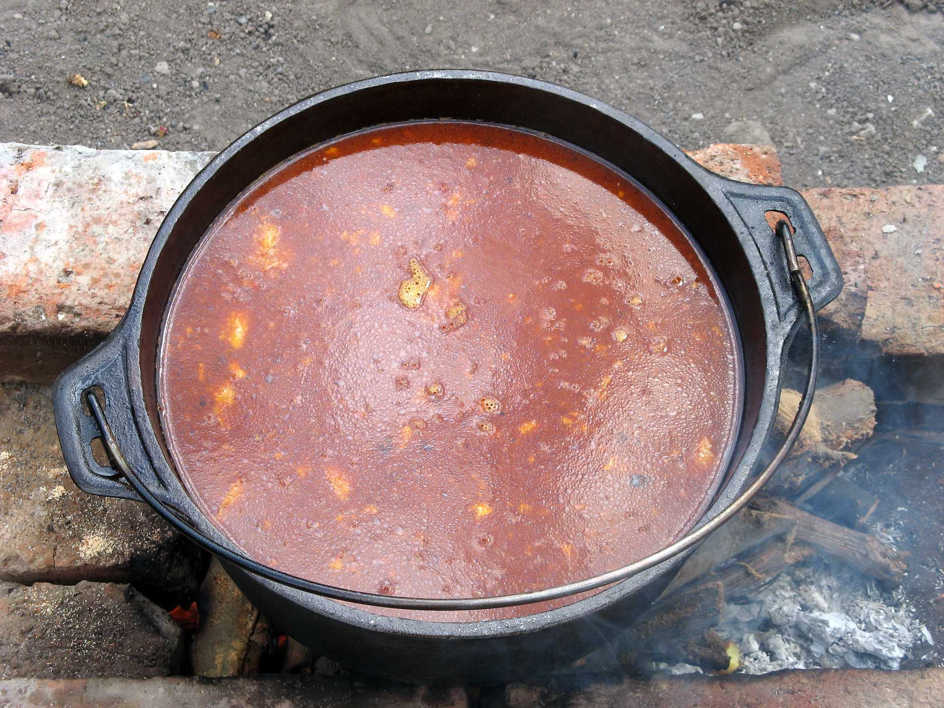 Приготовление супа на костре