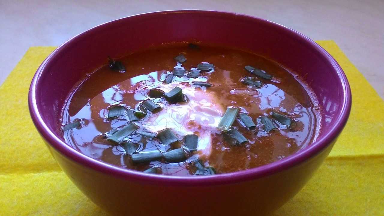 Окрошка с килькой в томатном. Суп из консервы килька. Суп из кильки. Суп с килькой. Рыбный суп из консервов килька в томате.