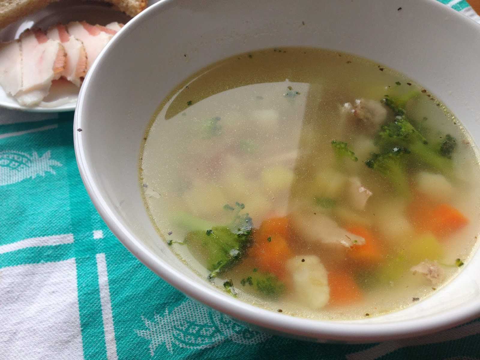 Сырный суп с шампиньонами и цветной капустой - идеальный вариант легкого обеда: рецепт с фото и видео