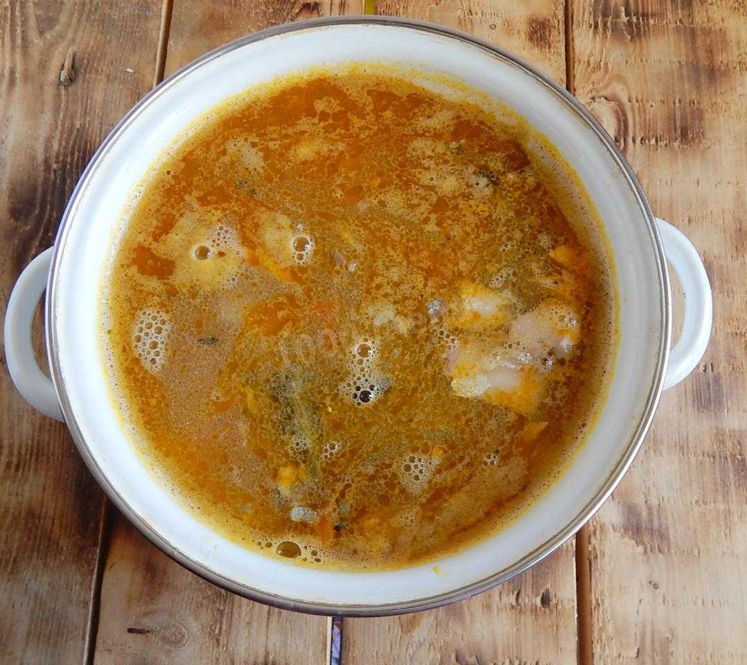 Суп из консервы рыбной в томате. Суп с сайрой. Кипящий суп. Суп с сайрой и рисом. Суп из консервы сайры.