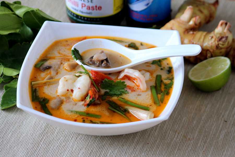 Как есть суп с рисом. Таиланд том кха. Том ям и том кха. Том ям кха. Том кха с креветками.