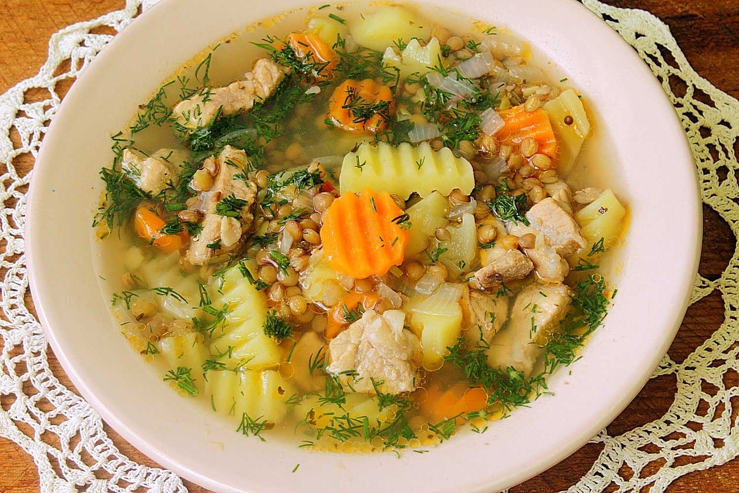 Простые и вкусные супы на каждый день. Вкусный суп. Суп с чечевицей и картофелем. Суп с мясом и картошкой. Похлебка с мясом на обед.