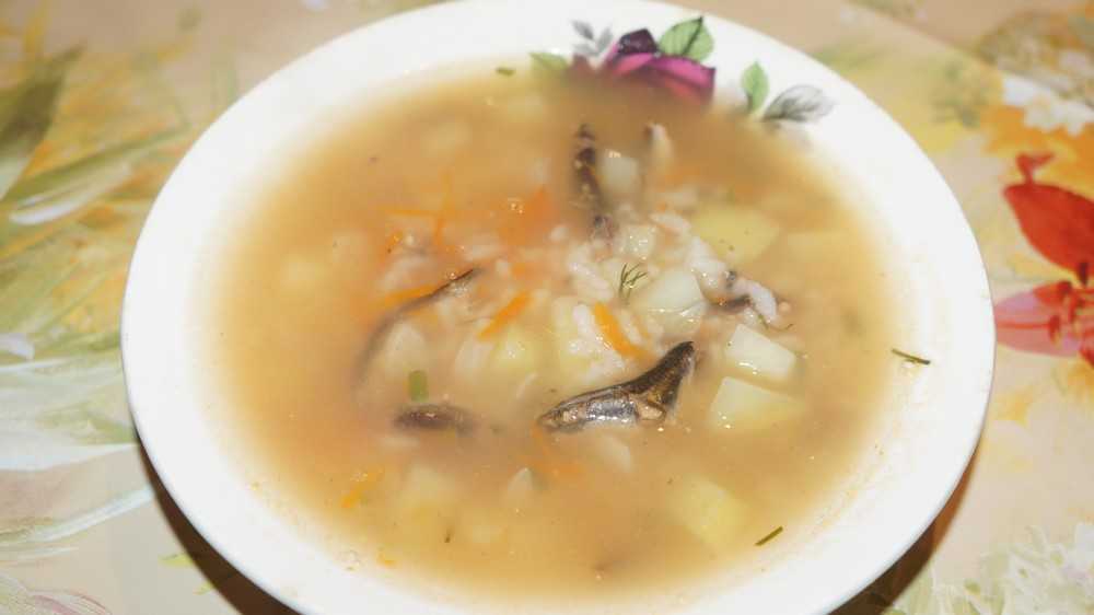 Суп из консервы килька. Рыбный суп из консервов килька в томате. Суп с килькой. Суп из рыбных консервов в томатном соусе. Рыбный суп из консервы кильки