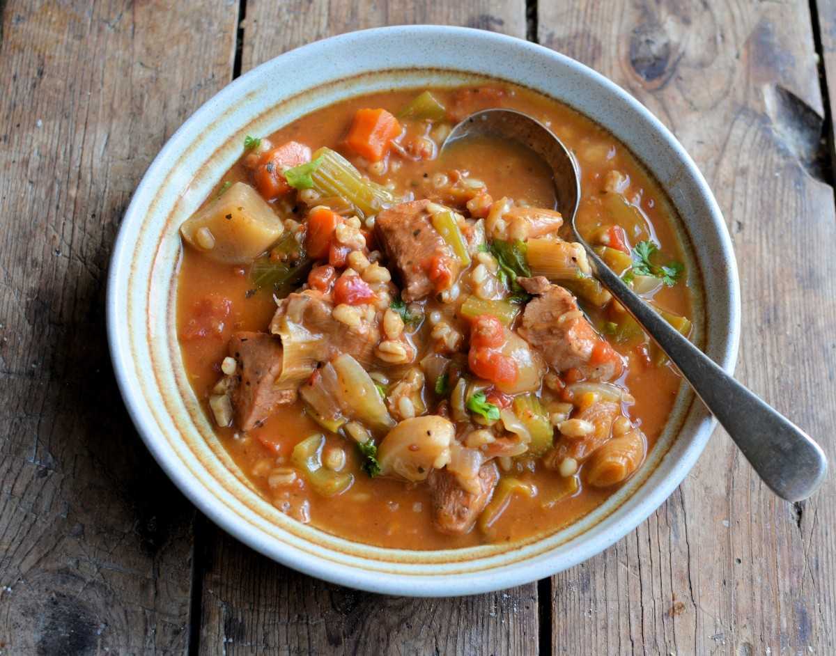 Перловка с мясом рецепт. Перловочный суп. Перловый суп с мясом. Суп с перловкой. Мясной суп с перловкой.