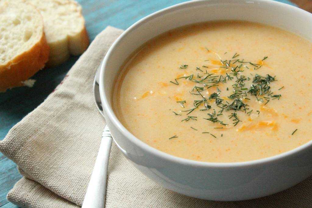 Луковый суп с сырными гренками, чесноком и твердым сыром рецепт с фото - 1000.menu