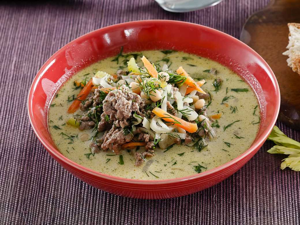 Суп с говядиной рецепты вкусные и простые. Супы с фаршем мясным. Зеленый суп. Суп на говяжьем бульоне. Суп с жареным фаршем.