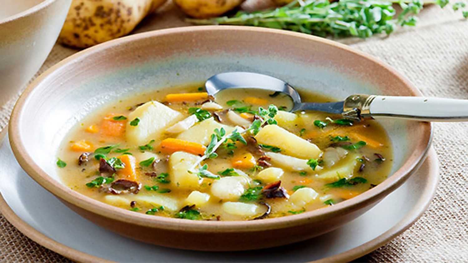 Простой суп мясо картошка. Грибной суп с опятами. Суп картофельный с бобовыми. Суп грибной картофельный. Суп картофельный с грибами.