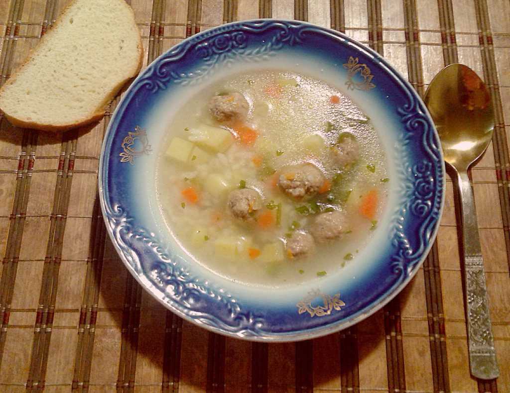 Суп с фрикадельками. Суп с фрикадельками и рисом. Рисовый суп с фрикадельками. Суп с фрикадельками и картошкой.