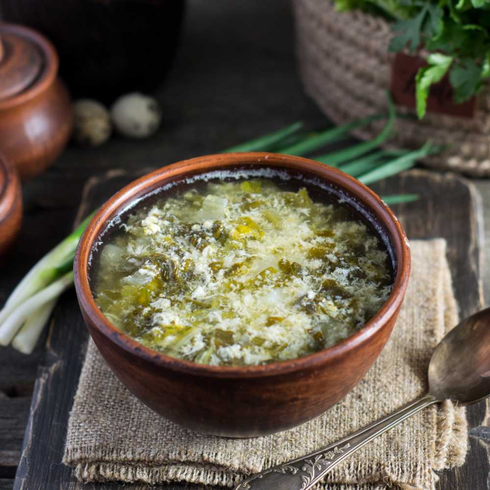 Зелёный борщ со щавелем и яйцом рецепт с фото пошагово и видео - 1000.menu