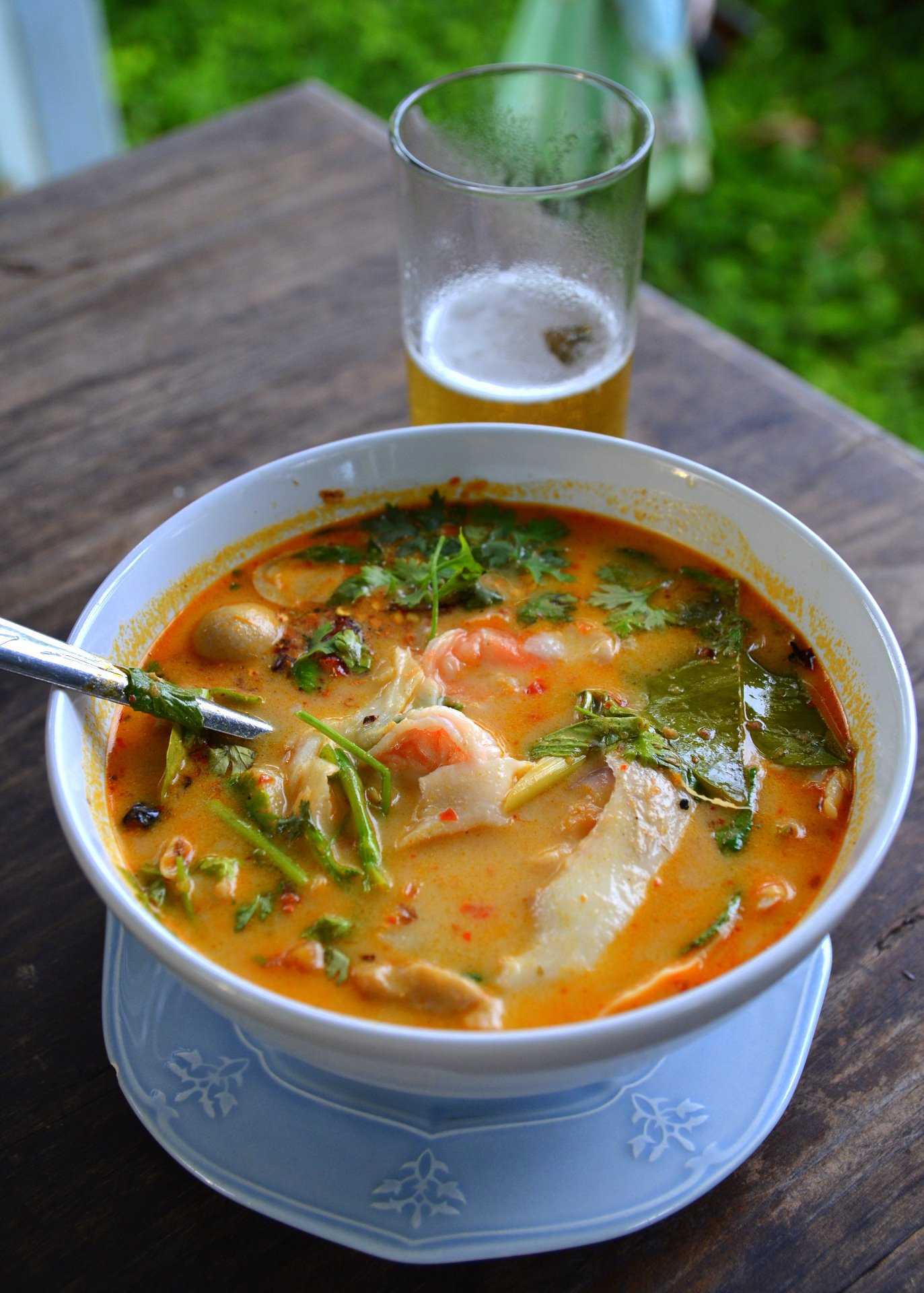 Рецепт вкусного супа с креветками. Том ям кунг (Tom Yum Goong). Таиландский суп том ям. Суп том ям в Тайланде.