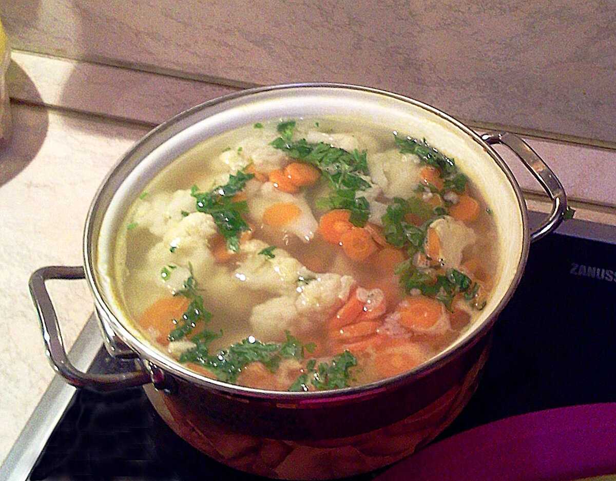 Рецепт куриного супа с капустой. Суп из цветной капусты постный. Овощной суп с цветной капустой. Супчик с цветной капустой. Щи с цветной капустой.