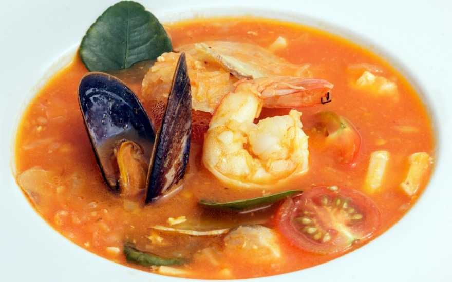 Чоппино cioppino томатный суп с рыбой и морепродуктами