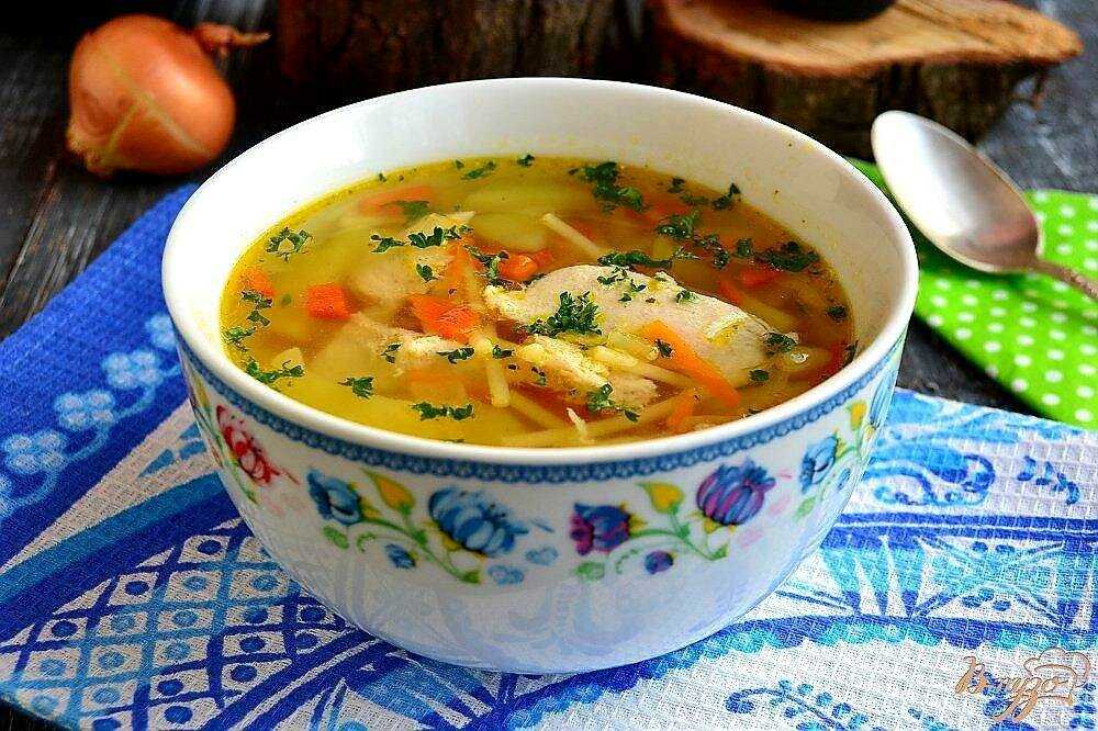 Суп с курицей и морковью. Суп куриный вермишелевый. Куриный суп с вермишелью. Куриный лапшичный суп. Суп с вермишелью и курицей.