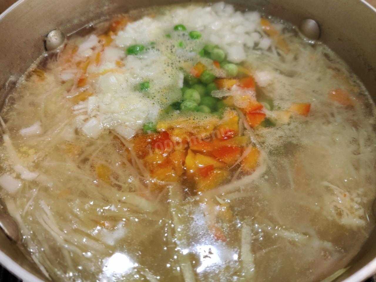 Суп из овощей на курином бульоне