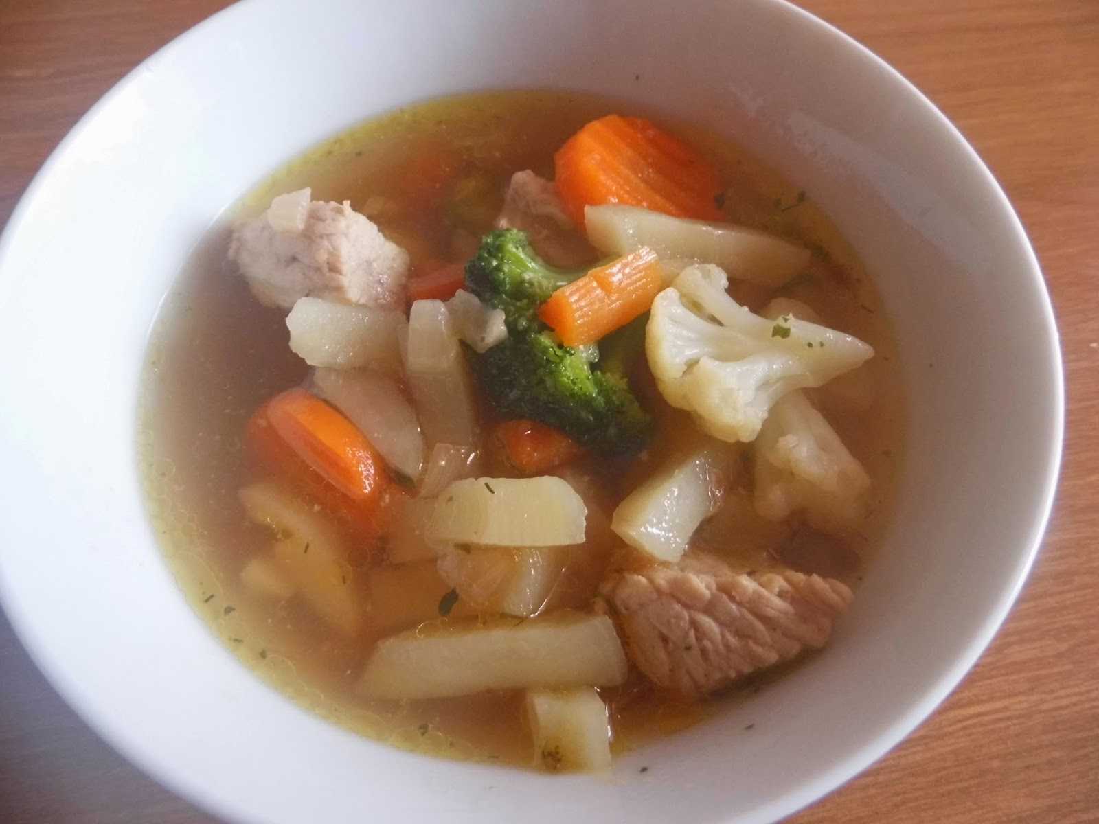 Суп на костях индейки. Суп из индейки. Суп из индейки с овощами. Диетический суп с индейкой. Суп из филе индейки.