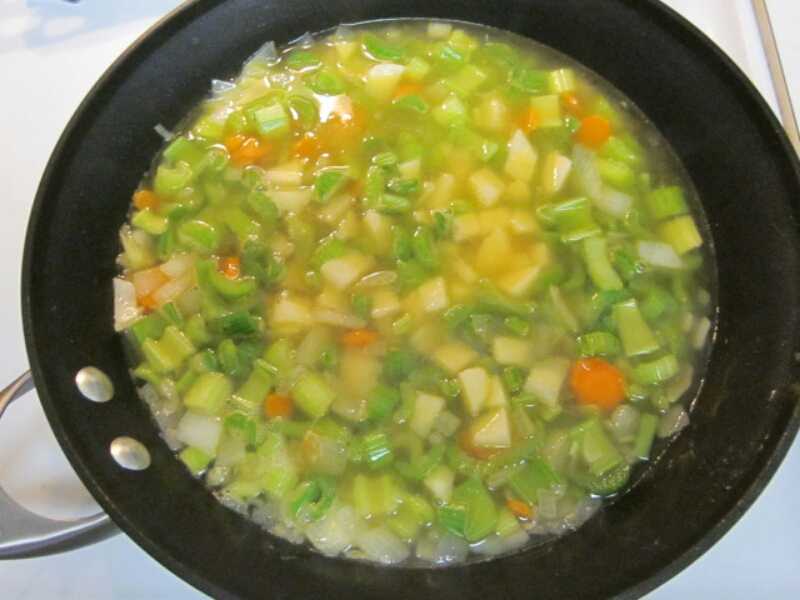 Суп из сельдерея стеблевого для похудения. Сельдереевый суп для похудения. Овощной суп из сельдерея. Суп из сельдерея стеблевого. Овощной суп для похудения.