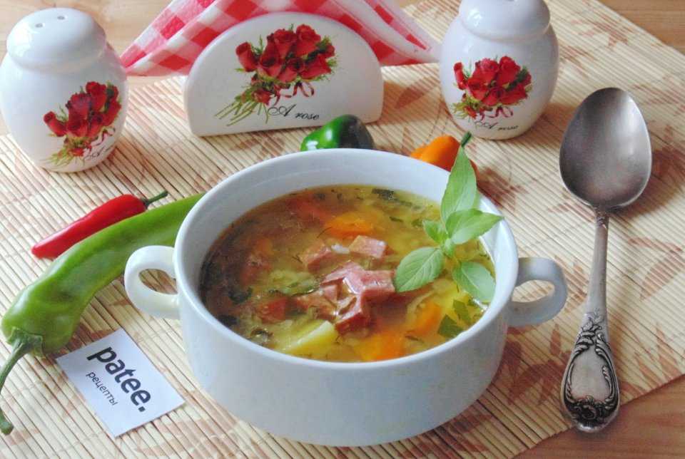 Рассольник с колбасой и солеными огурцами