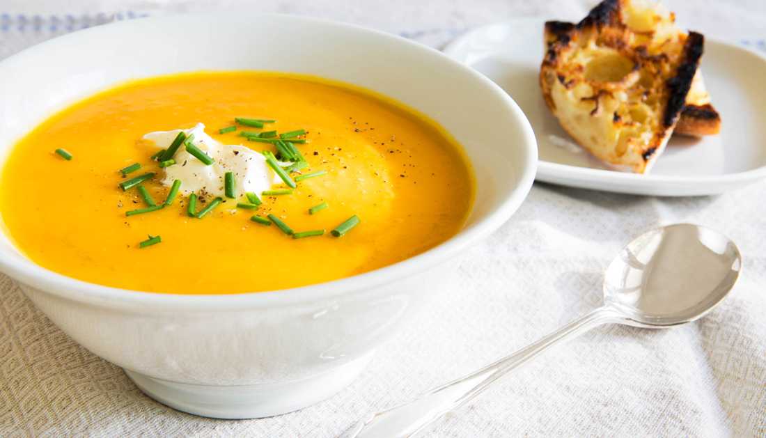 Суп тыква сливки сыр. Тыквенный крем суп. Крем суп из тыквы. Крем суп с тыквой. Суп-пюре из тыквы с сыром.