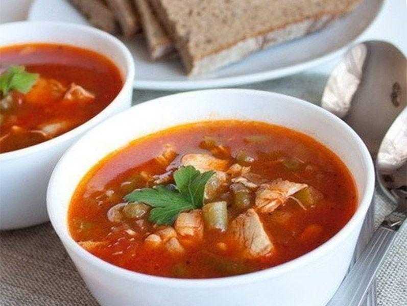 Красный фасолевый суп с курицей. Куриный фасолевый суп. Суп фасолевый с курицей. Суп с красной фасолью. Томатный суп с фасолью и курицей.