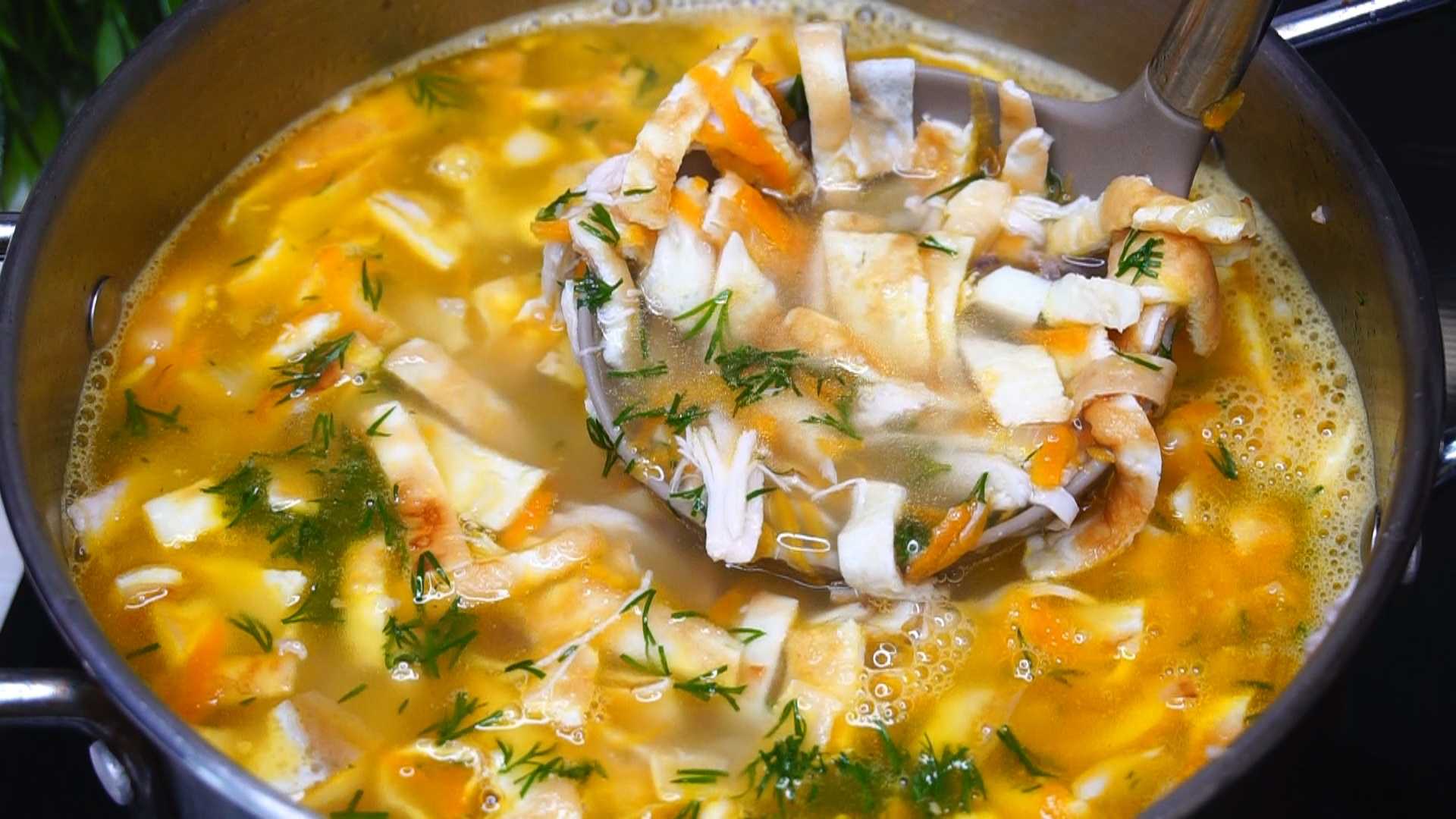Приготовление вкусного супа. Куриный суп с яичными блинчиками. Для супа. Супчики вкусные и простые. Суп с яичными блинчиками и курицей.