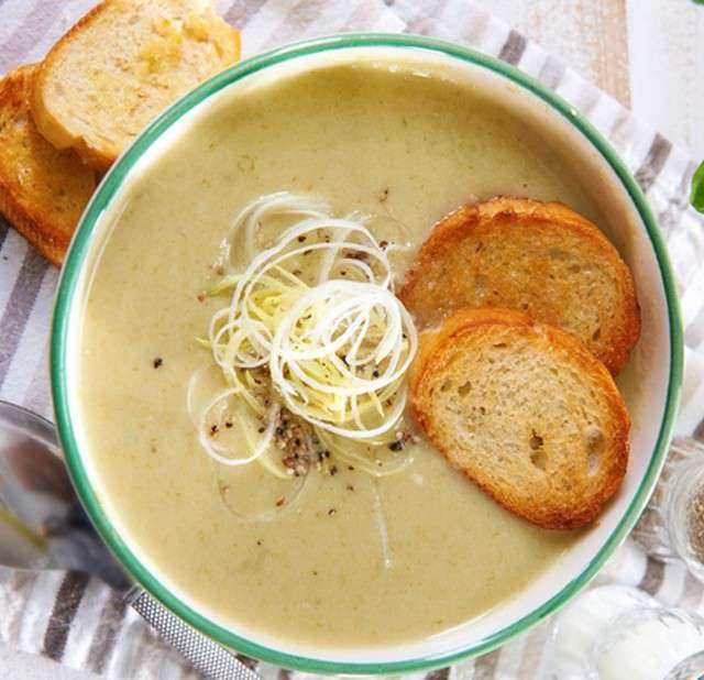 Как приготовить луковый суп с сыром по французски?
