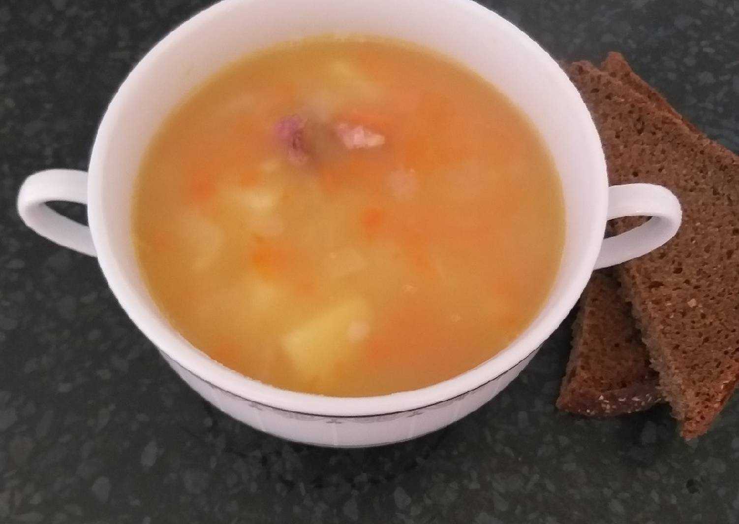 Суп гороховый готово. Суп с копченой грудкой. Гороховый суп в хлебе. Чечевичный суп со свиными ребрышками. Суп-пюре «гороховый».