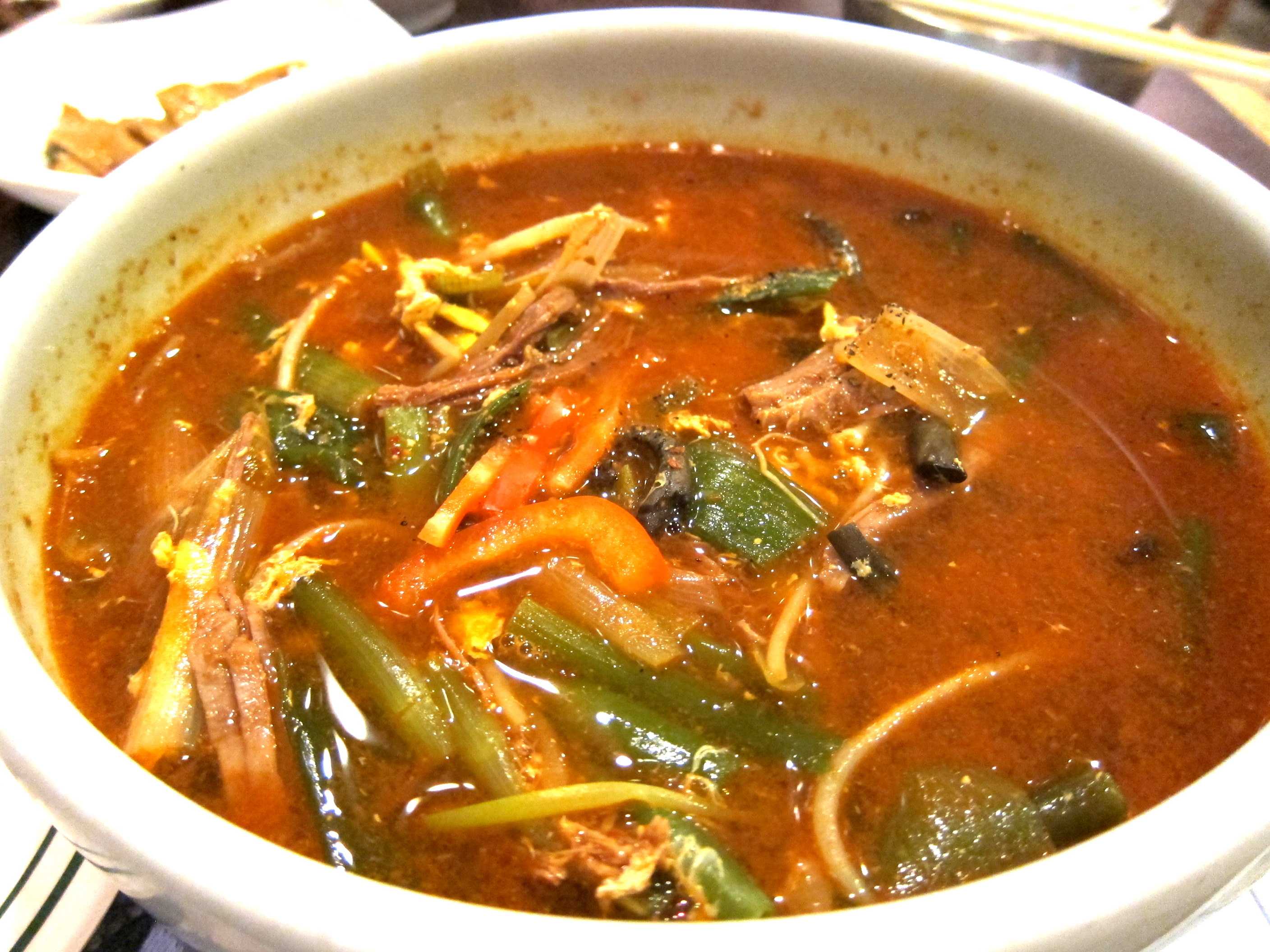 Корейский острый суп Юкеджан