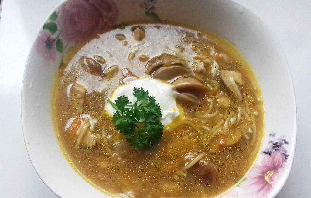 Ароматный суп из сушеных грибов и картофеля