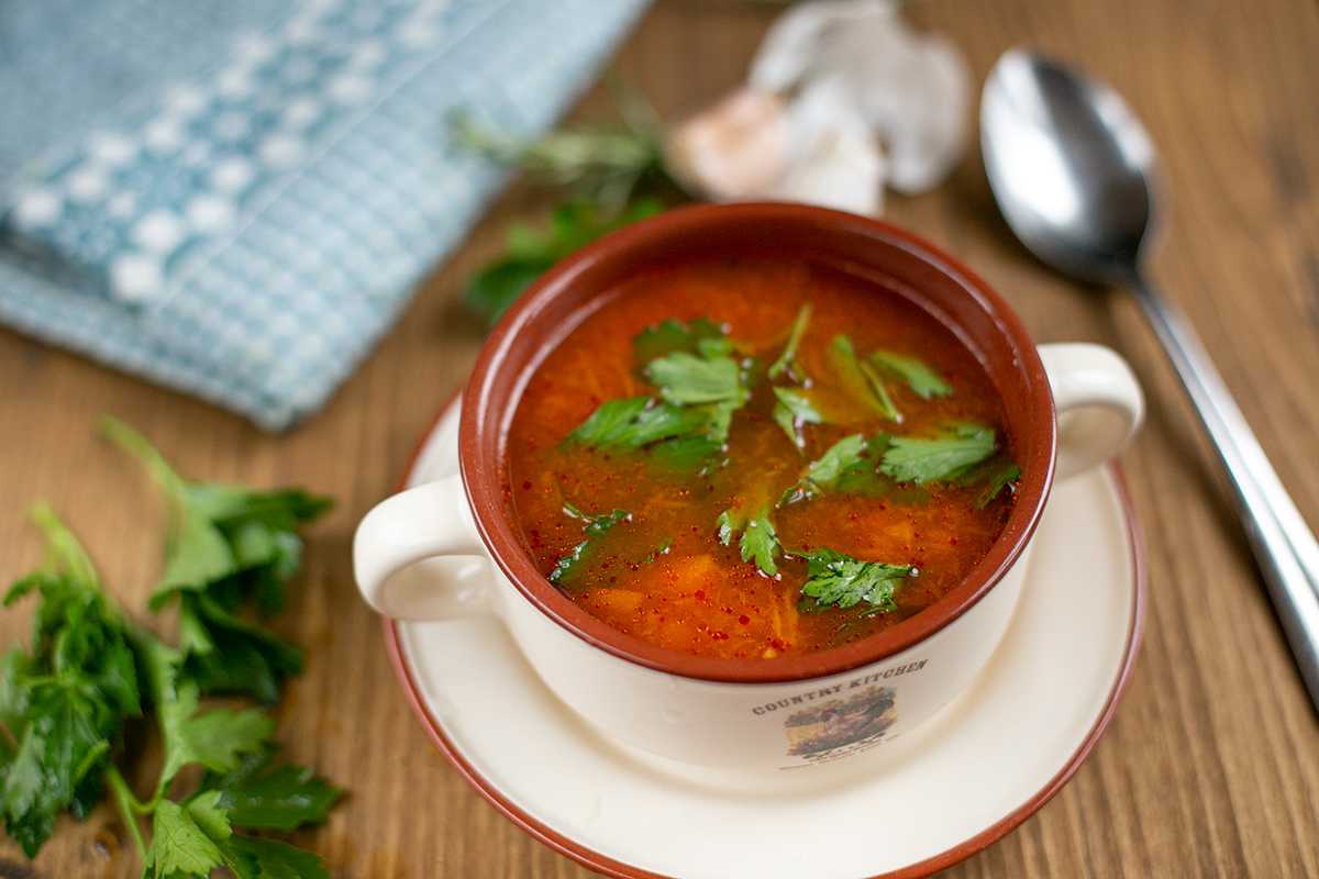 Суп из консервы в томате. Постный суп. Томатный суп с рыбой. Суп из горбуши с оливками. Суп из консервированной горбуши.