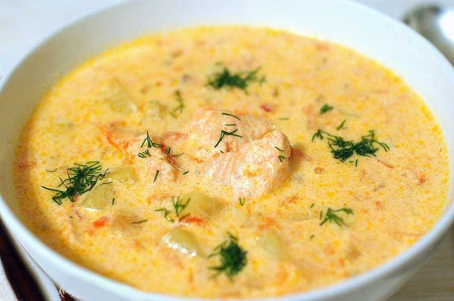 Сырный суп с плавленным сыром и сливками. Сырный суп с семгой. Сливочный суп с семгой. Сырный суп с красной рыбой. Суп с семгой и плавленным сыром.