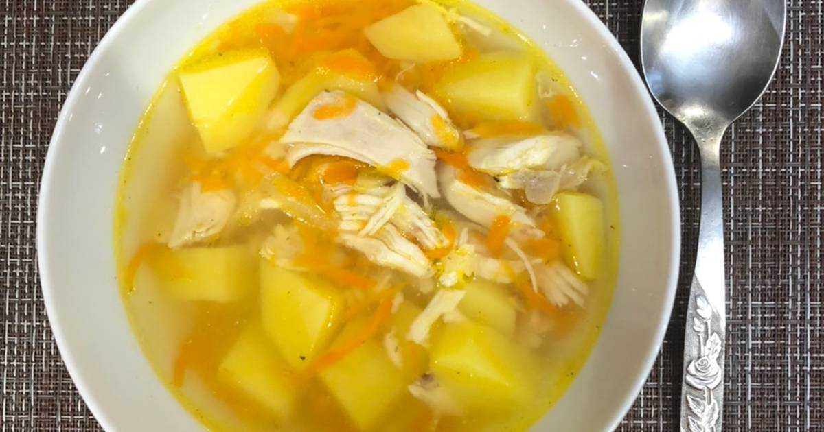 Суп с курицей, вермишелью, картошкой и приправами